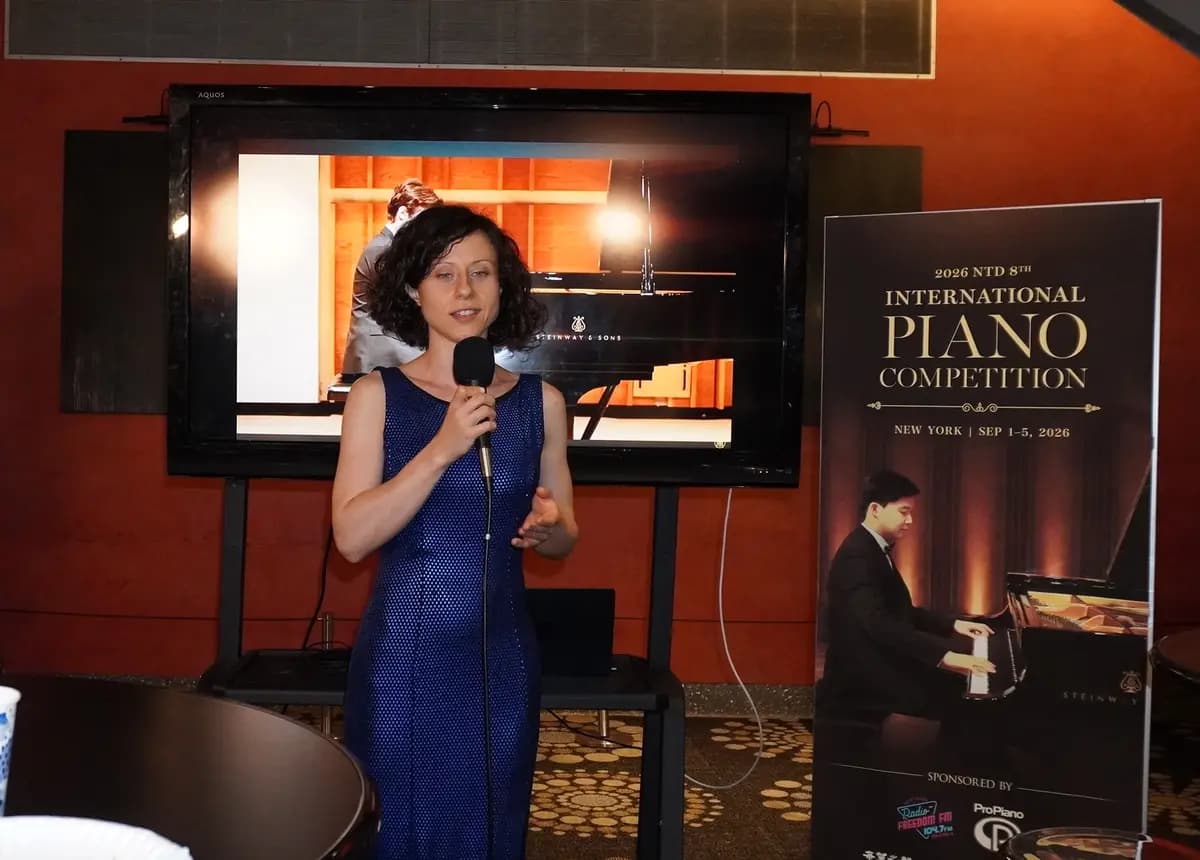 <em>La pianista polaca Elżbieta Bilicka, ganadora del Premio de Plata en la 8.ª Competencia Internacional de Piano NTD, pronuncia su discurso durante el banquete de entrega de premios tras el concierto de los ganadores en Nueva York el 5 de septiembre de 2026. (Lily Yu/The Epoch Times).</em>