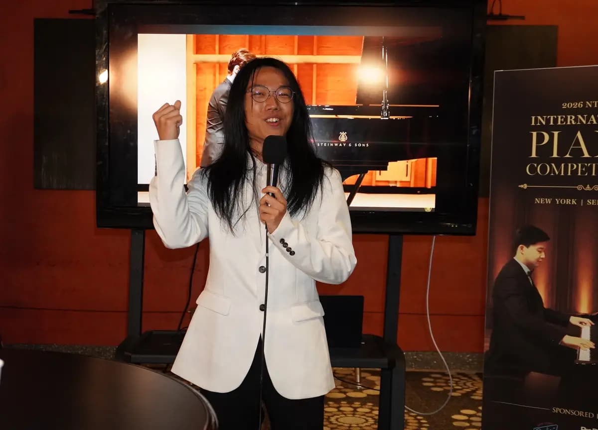 <em>Francis Lien, ganador del Premio de Bronce en la 8.ª Competencia Internacional de Piano NTD, durante el banquete de entrega de premios tras el concierto de ganadores en Nueva York el 5 de septiembre de 2026. (Lily Yu/The Epoch Times).</em>