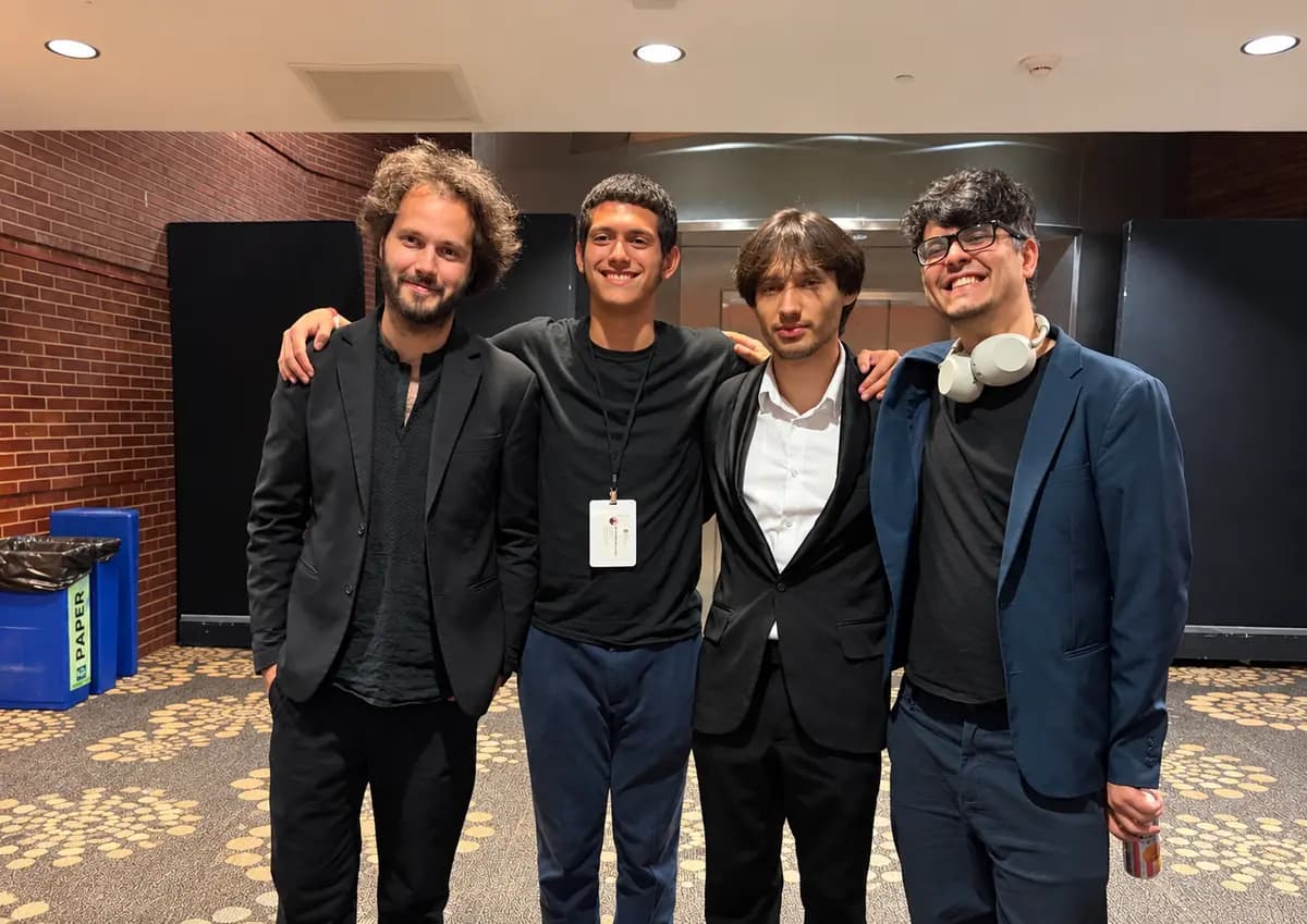 <em>Los pianistas se reúnen para celebrar la conclusión de la 8.ª Competencia Internacional de Piano NTD en Nueva York el 5 de septiembre de 2026. (LR) Antonii Baryshevskyi, ganador de oro del 6.º Concurso Internacional de Piano NTD en 2022; el concursante estadounidense Rosendo Schwartz; Vitalii Khairutdinov, ganador del Premio de Oro 2024; y el concursante portugués Tiago Rosario. ETD.</em>