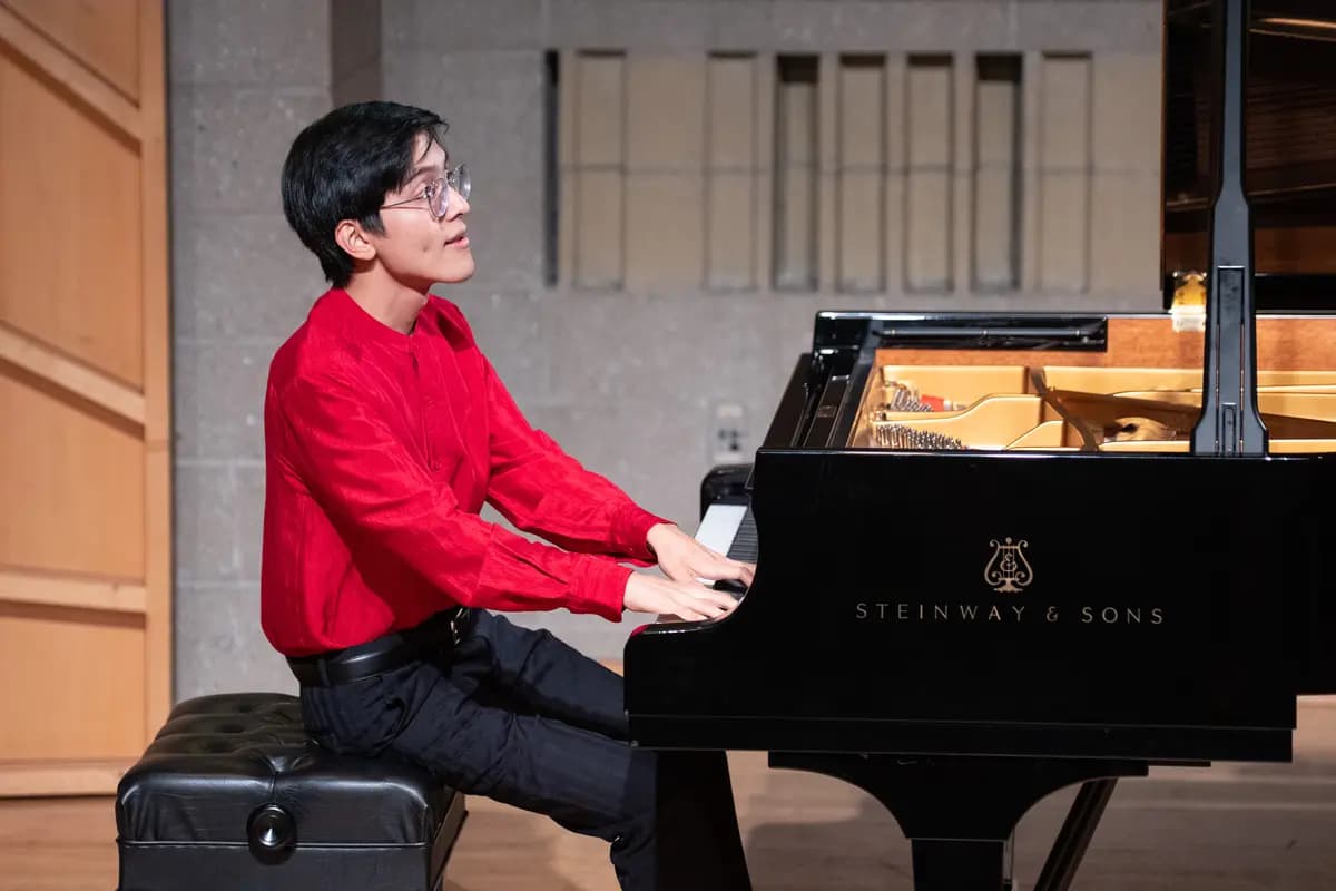 <em>Khoi Luu, ganador del premio a la mejor interpretación de la composición de especial encargo, actúa durante el concierto de ganadores tras la 8.ª Competencia Internacional de Piano NTD en Nueva York, el 5 de septiembre de 2026. (Larry Dai/The Epoch Times).</em>