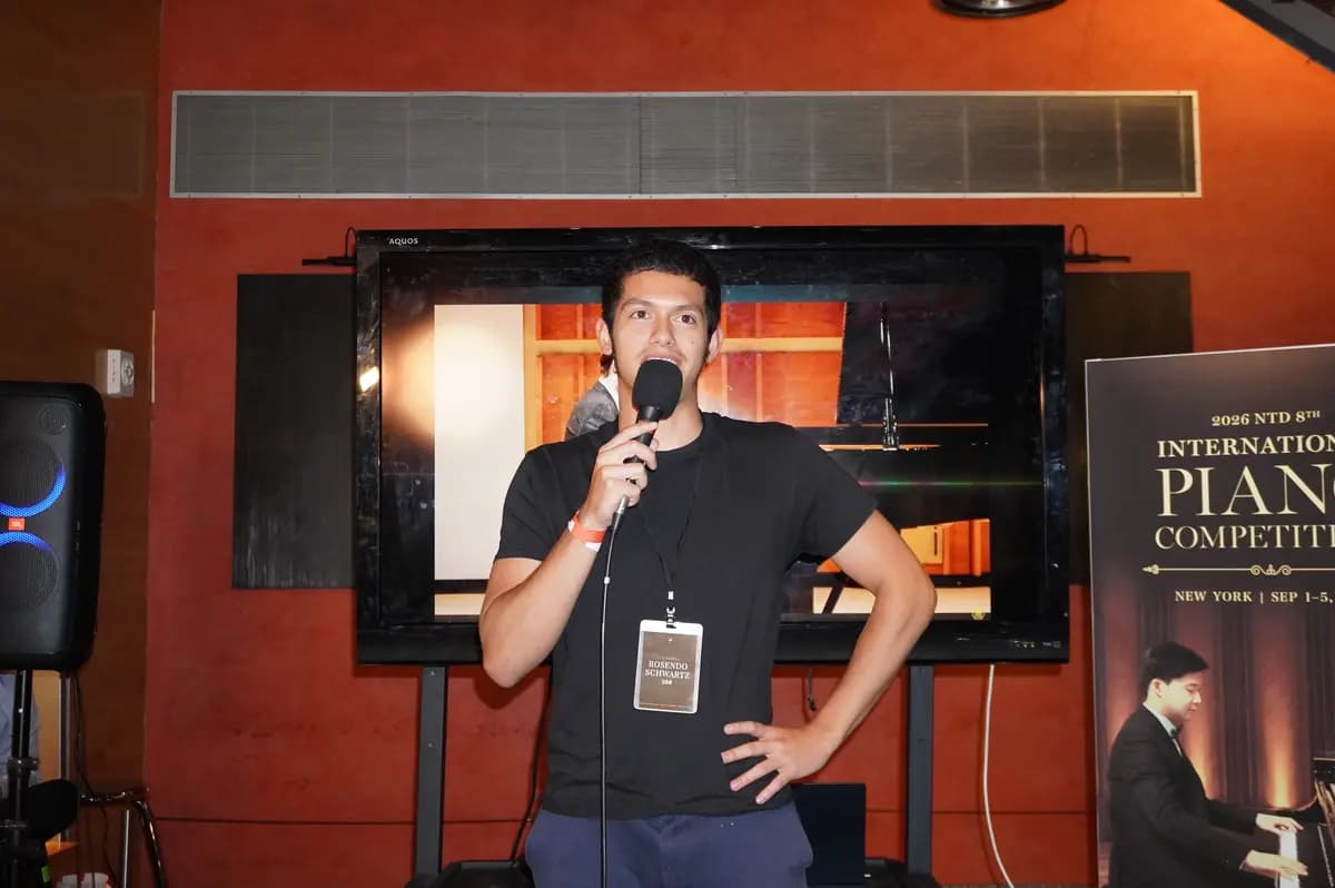 <em>El concursante estadounidense Rosendo Schwartz, de Indiana, pronuncia un discurso en el banquete tras la ceremonia de entrega de premios y el concierto de ganadores de la 8.ª Competencia Internacional de Piano NTD, celebrada el 5 de septiembre de 2026. (Lily Yu/The Epoch Times).</em>