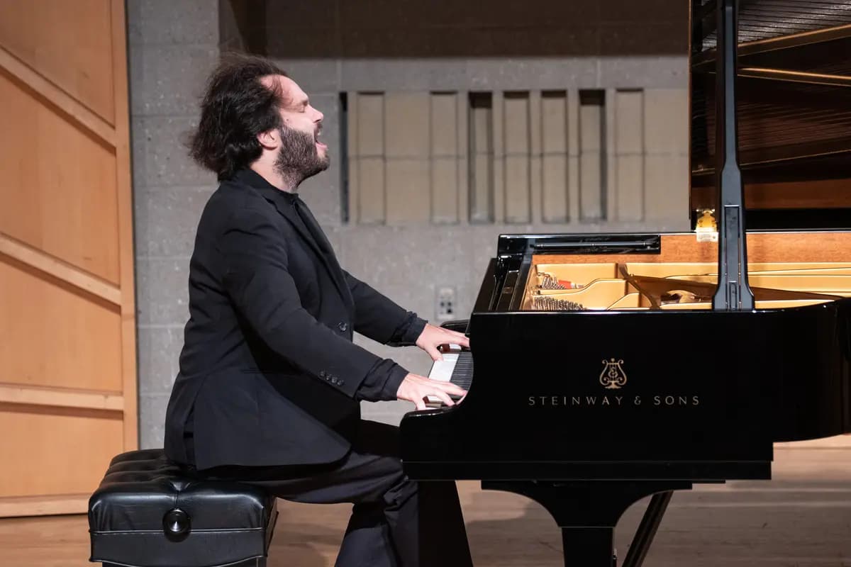 <em>Antonii Baryshevskyi, ganador del Premio de Oro de la 6.ª Competencia Internacional de Piano NTD, actúa como artista invitado en el Concierto de Ganadores de la 8.ª Competencia Internacional de Piano NTD. (Larry Dai/The Epoch Times).</em>