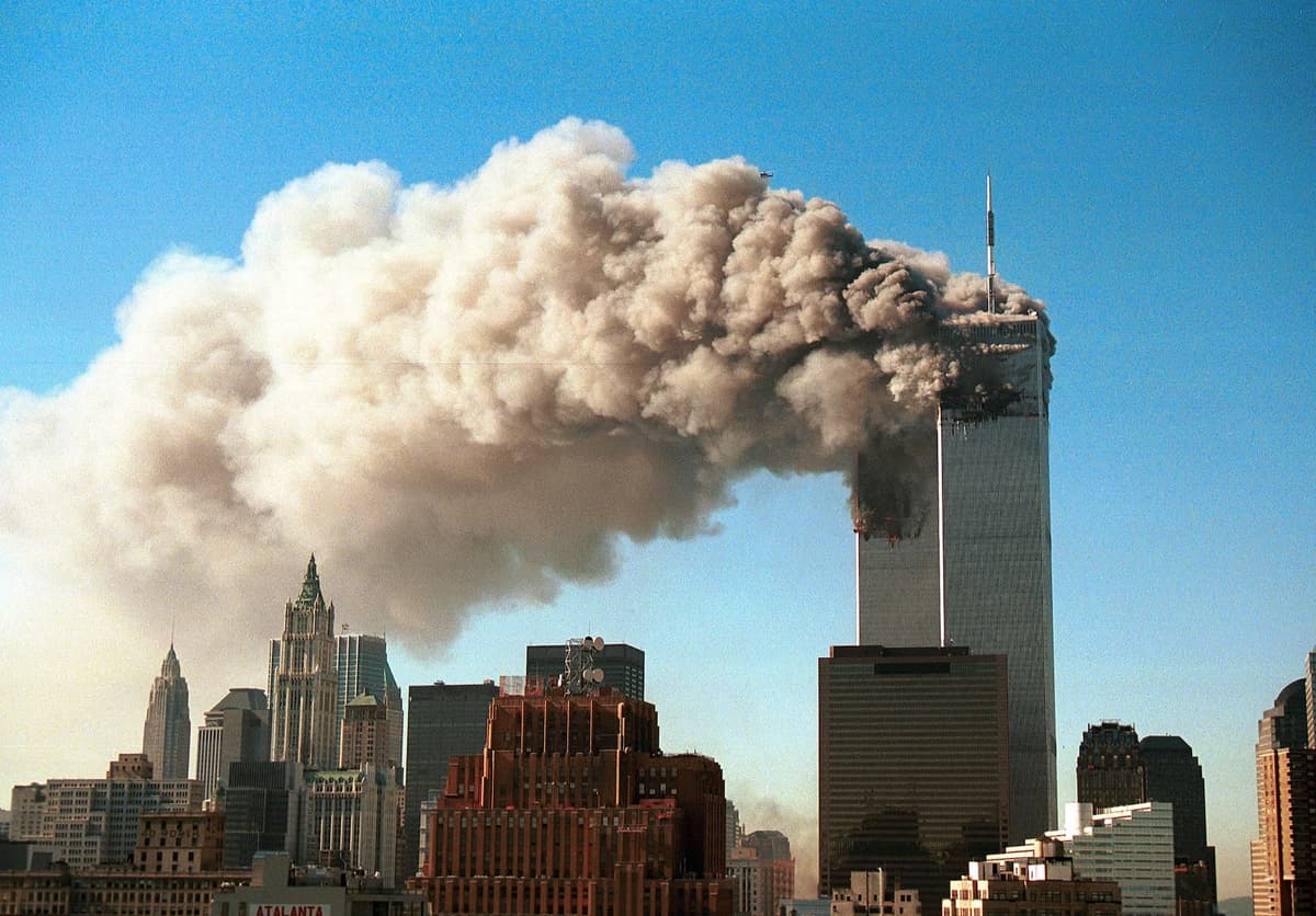 El humo sale a borbotones de las Torres Gemelas del World Trade Center tras ser impactadas por dos aviones secuestrados en un ataque terrorista en la ciudad de Nueva York el 11 de septiembre de 2001. (Robert Giroux/Getty Images)