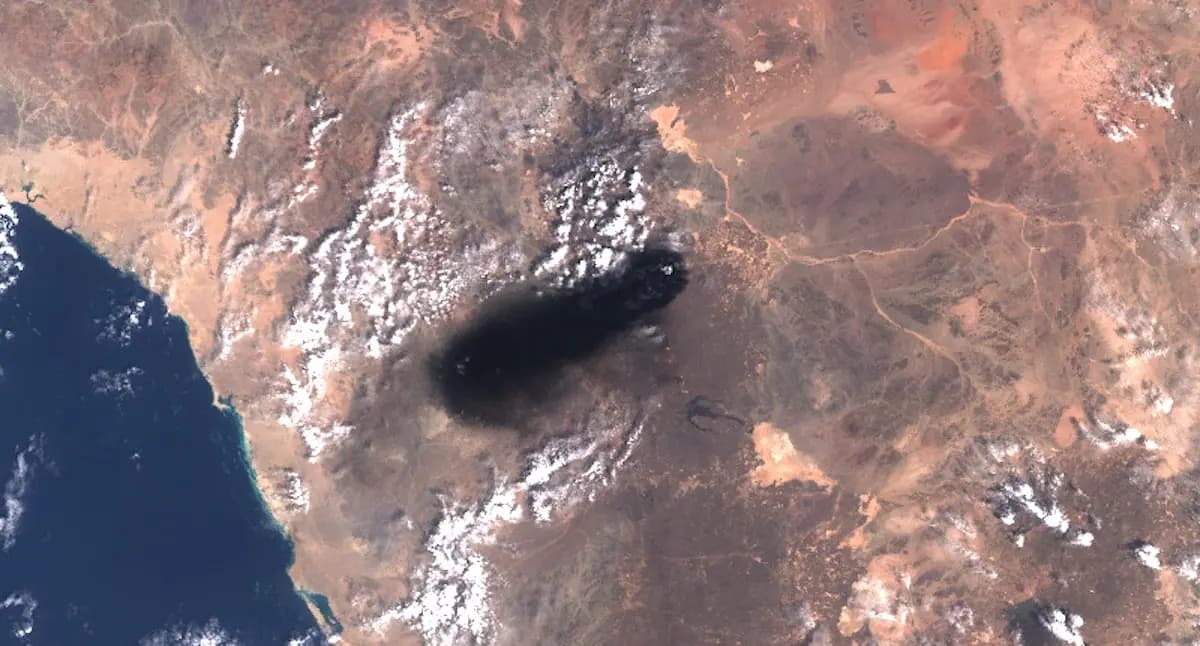 Una imagen satelital muestra humo negro elevándose desde una zona del oleoducto este-oeste de Arabia Saudita, al sur de Medina, en la región de Hiyaz, Arabia Saudita, el 10 de septiembre de 2026. (Unión Europea/Copernicus Sentinel-3/Reuters).