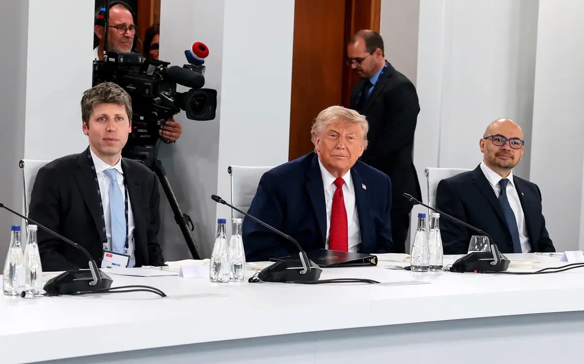 <em>El director ejecutivo de OpenAI, Sam Altman (izquierda), junto al presidente de Estados Unidos, Donald Trump (centro), y el director ejecutivo de DeepMind, Demis Hassabis (derecha), durante un almuerzo de trabajo en la Cumbre del G7 en Evian-les-Bains, Francia, el 17 de junio de 2026. (Anna Moneymaker/Getty Images).</em>