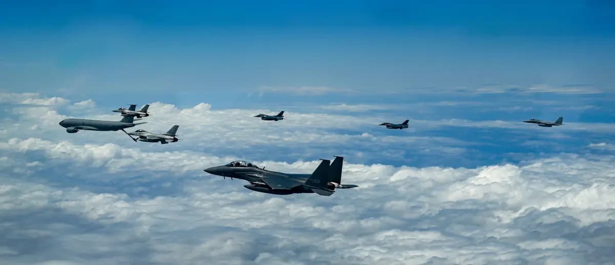 <em>Un avión cisterna Boeing KC-135 Stratotanker de la Fuerza Aérea de Estados Unidos participa en un ejercicio de reabastecimiento de combustible en vuelo con aviones de combate de la Fuerza Aérea de Corea del Sur y la Fuerza Aérea de Autodefensa de Japón en espacio aéreo internacional, en apoyo del ejercicio Freedom Edge 26, el 10 de septiembre de 2026. (Cortesía del Sargento Mayor Hong Kwanyeong, Fuerza Aérea de la República de Corea).</em>