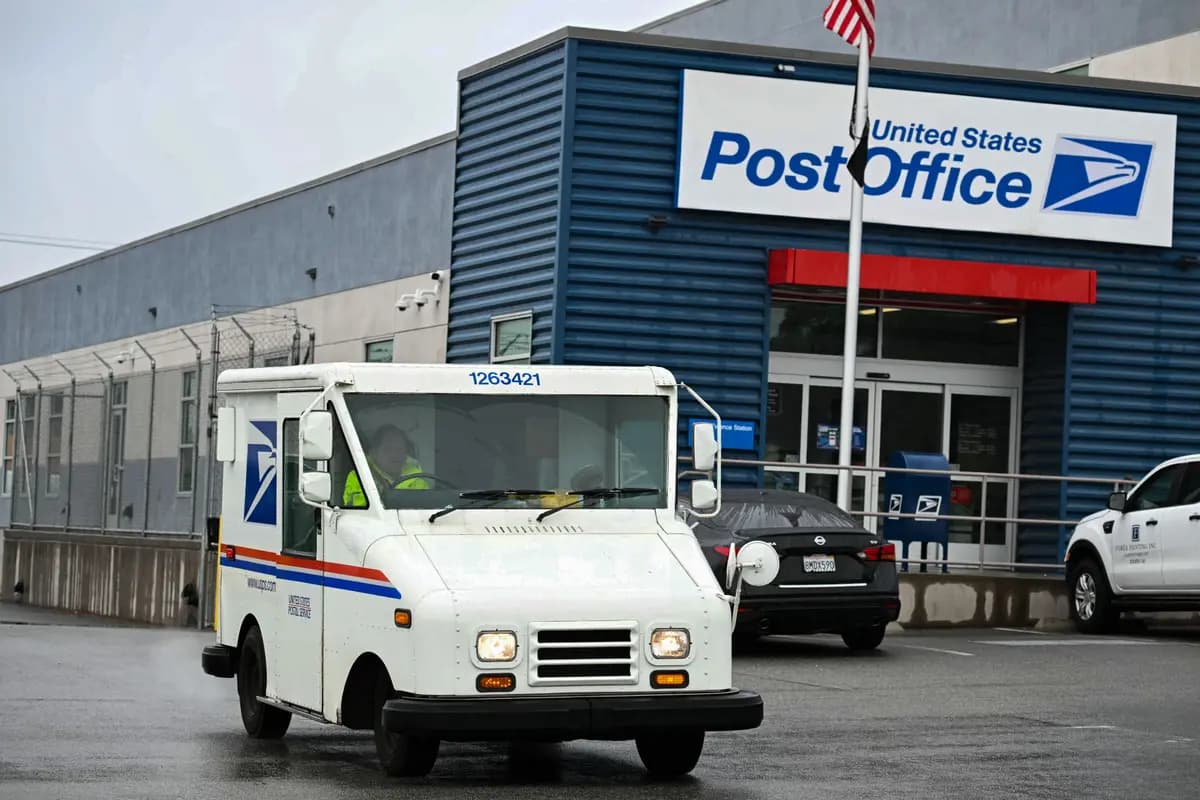 <em>Una oficina de correos del Servicio Postal de Estados Unidos (USPS) cerca del Aeropuerto Internacional de Los Ángeles (LAX) en Los Ángeles, el 5 de febrero de 2025. (Patrick T. Fallon/AFP vía Getty Images).</em>