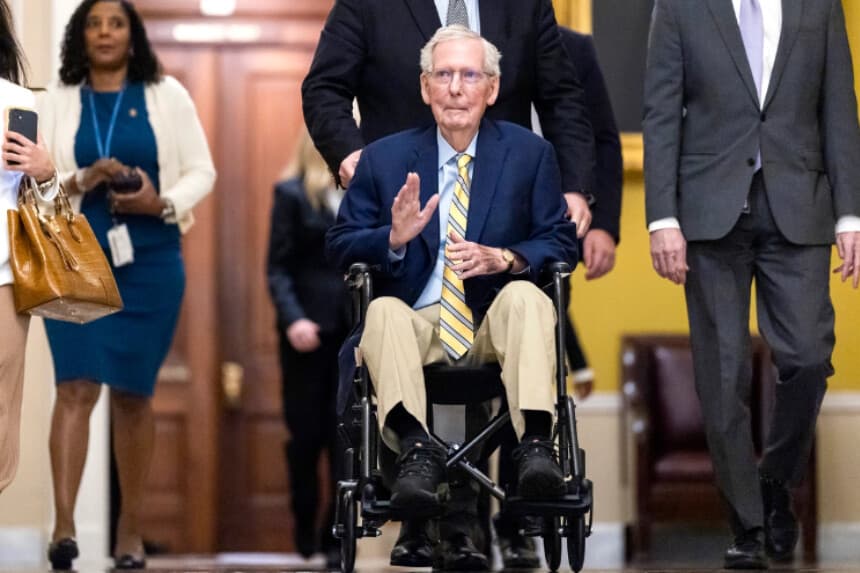 El senador McConnell regresa al Congreso
