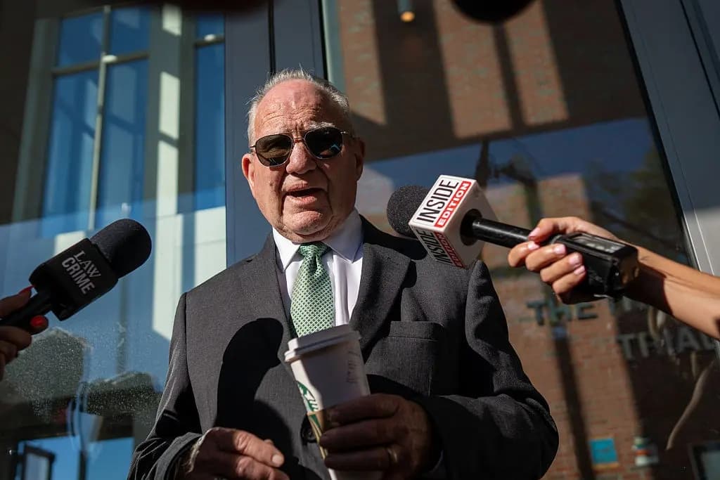 El abogado defensor Kevin Reddington, quien representa a Lindsay Clancy, responde preguntas de los medios de comunicación en Plymouth, Massachusetts, el 26 de agosto de 2026. (Mel Musto/Getty Images)