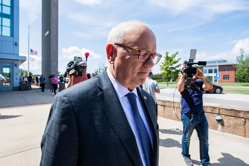 El fiscal de distrito del condado de Plymouth, Timothy Cruz, sale de la corte durante el juicio por homicidio de Lindsay Clancy en la Corte Superior del condado de Plymouth, en Plymouth, Massachusetts, el 27 de agosto de 2026. (Joseph Prezioso/AFP vía Getty Images)