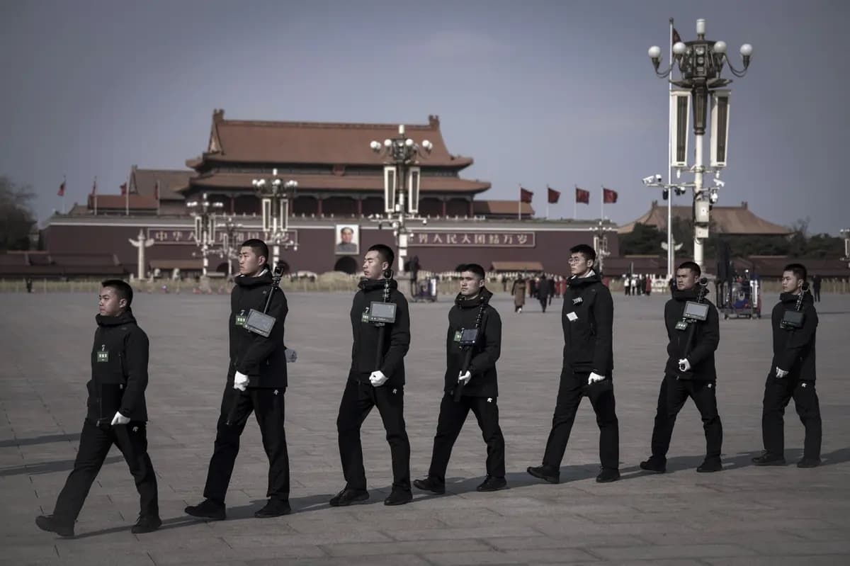 La policía patrulla la Plaza de Tiananmen antes de la sesión inaugural de la Conferencia Consultiva Política del Pueblo Chino en Beijing, el 4 de marzo de 2025. (Vincent Thian/AP Photo)