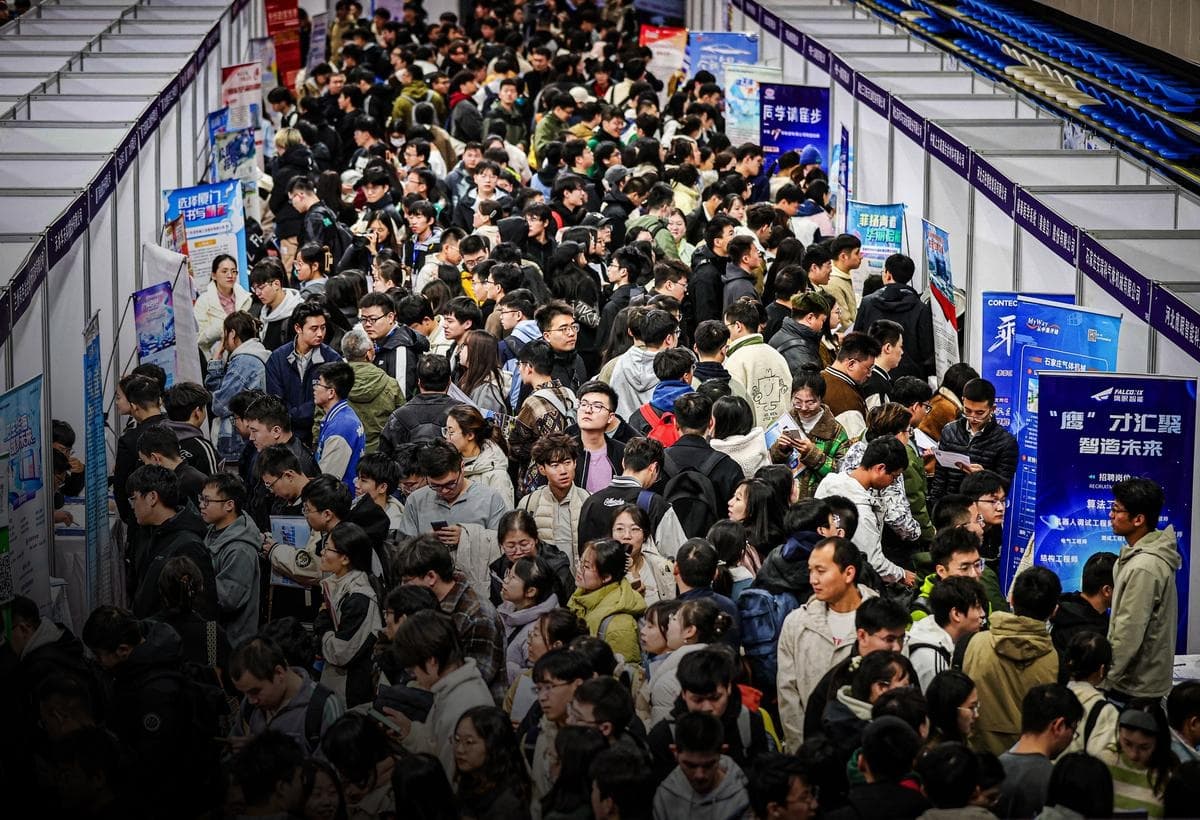 Personas asisten a una feria de empleo en Shenyang, provincia de Liaoning, China, el 22 de octubre de 2024. La Oficina Nacional de Estadística de China informó que la tasa de desempleo urbano entre los jóvenes de 16 a 24 años, sin incluir a los estudiantes, osciló entre el 13.2 % y el 18.8 % desde diciembre de 2023 hasta marzo de 2025. (STR/AFP vía Getty Images)