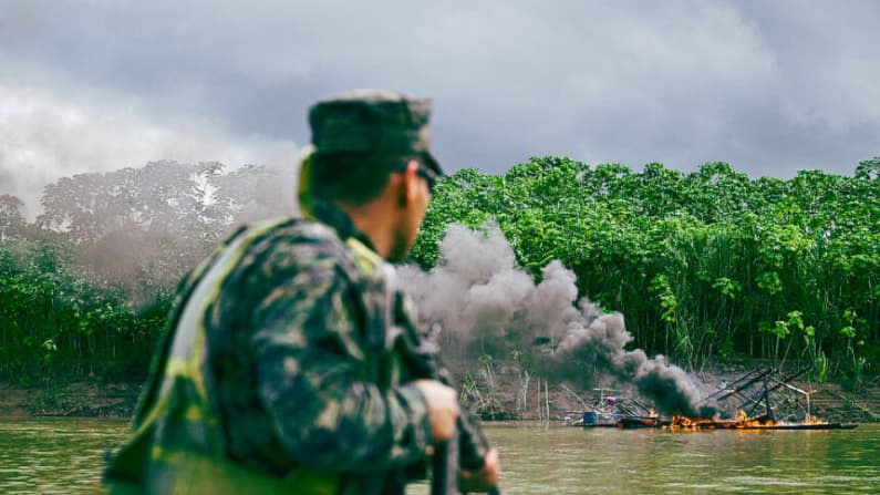 La lucha contra la minería ilegal cobra la vida de un militar en la Amazonía de Perú