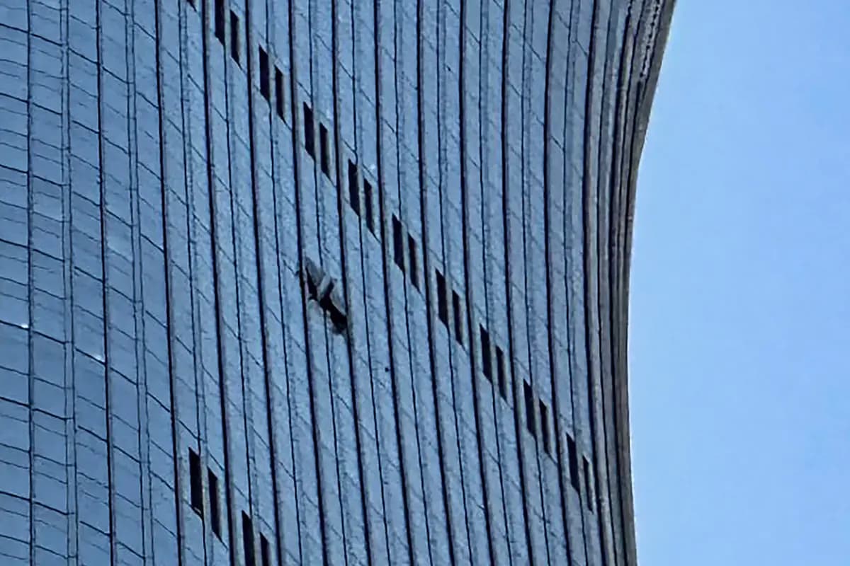 <em>Se observa un agujero en la fachada de la Torre CITIC en Beijing el 26 de junio de 2026, después de que un testigo presencial informara de la presencia de restos de un avión en la base del edificio más alto de la ciudad. (Peter Catterall/AFP vía Getty Images).</em>