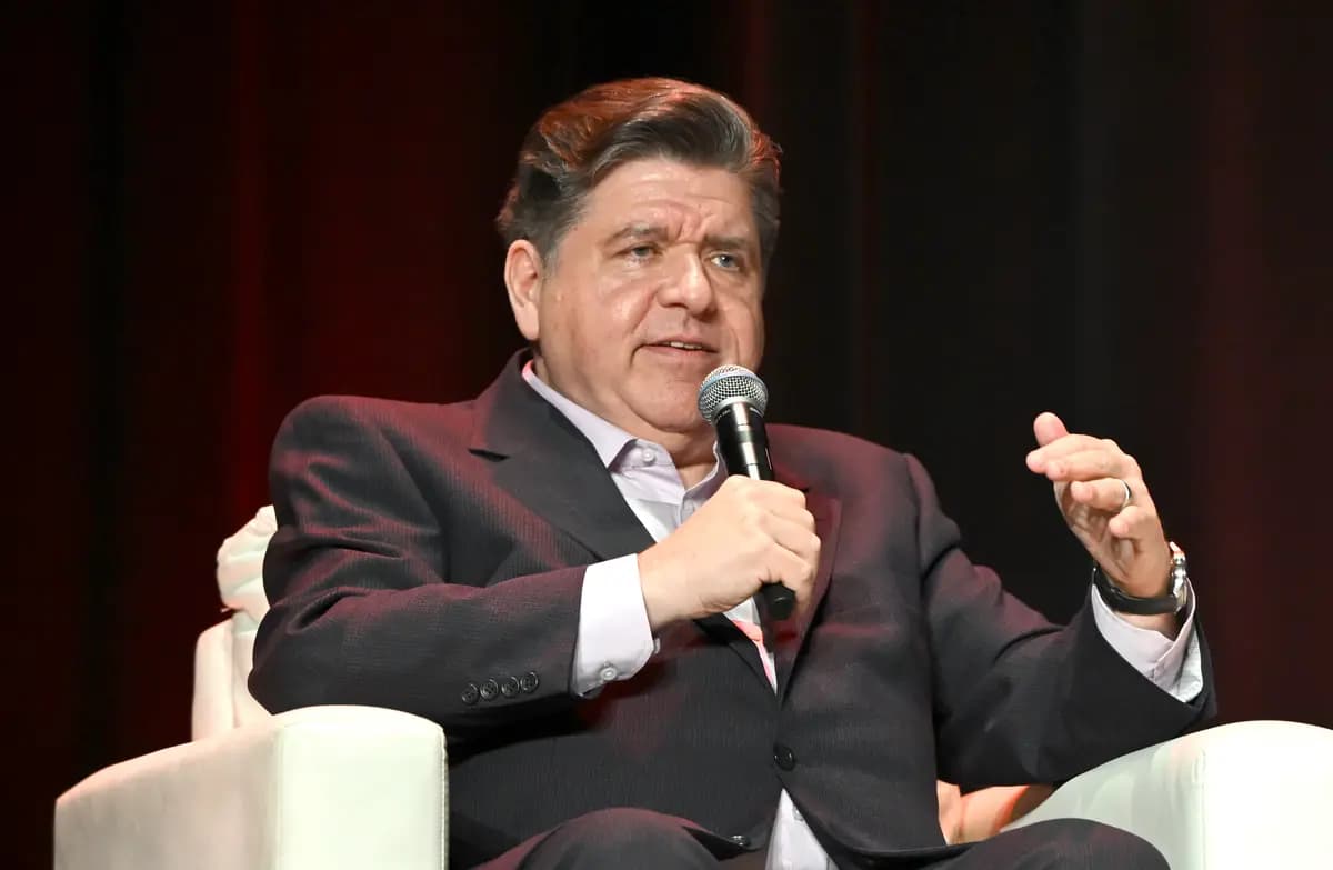 <em>El gobernador de Illinois, JB Pritzker, habla en el escenario durante la gira Pivot de Vox Media en el Chicago Theatre de Chicago el 12 de noviembre de 2025. (Daniel Boczarski/Getty Images para Vox Media).</em>