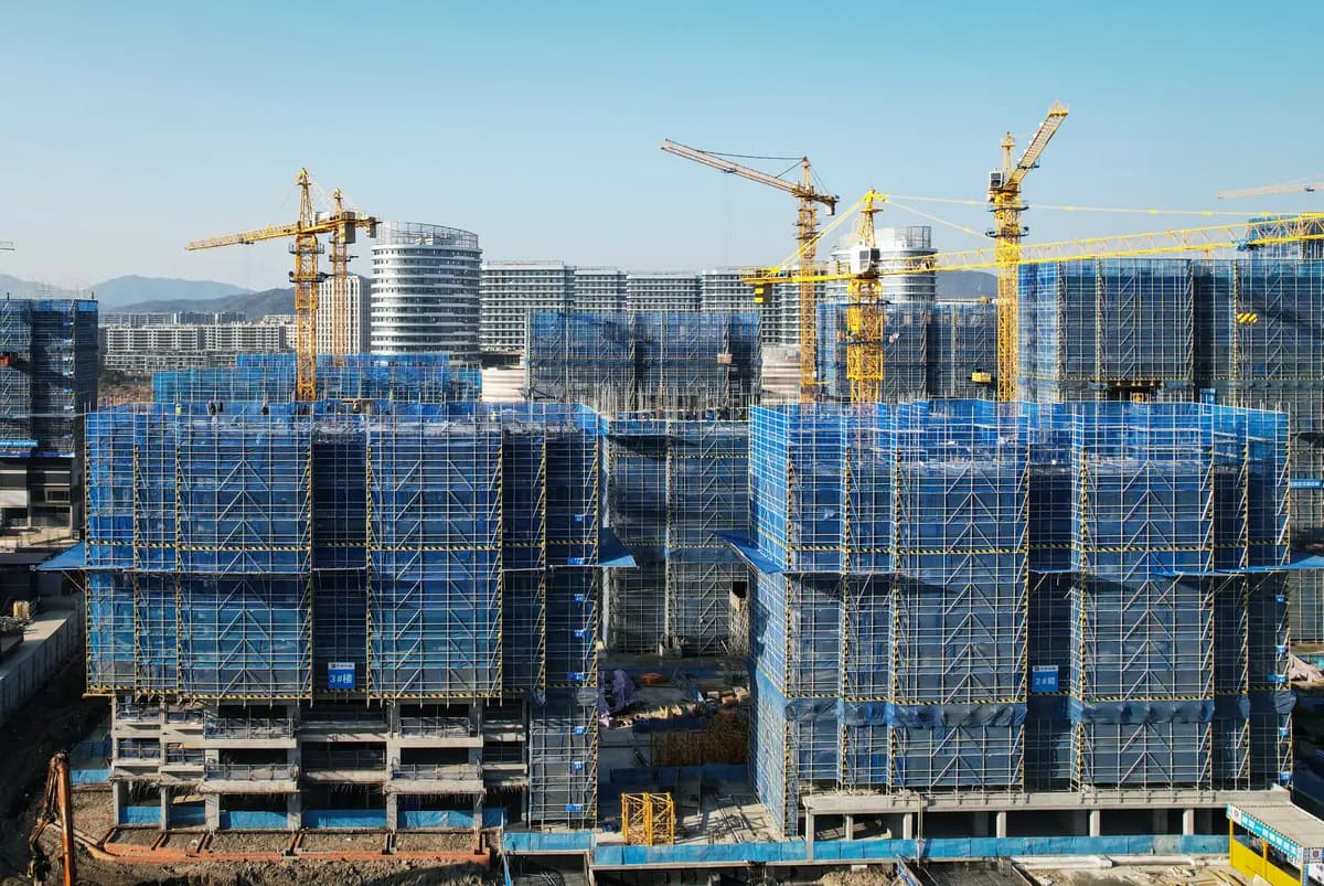 La vista aérea muestra edificios residenciales en construcción a cargo de la promotora inmobiliaria china Vanke, que se encuentra endeudada, en Hangzhou, provincia de Zhejiang, China, el 15 de marzo de 2024. (STR/AFP vía Getty Images).