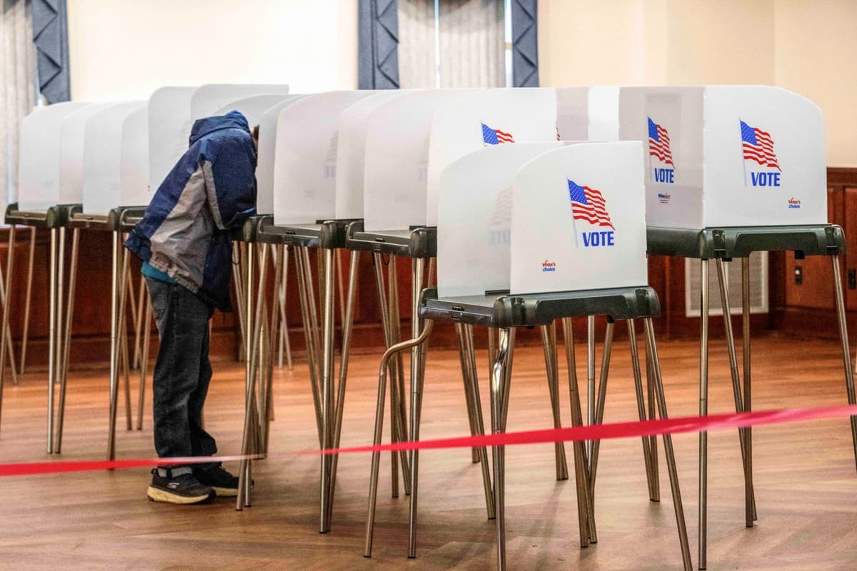 Un votante emite su voto en las elecciones primarias de Maryland de 2024 en Chester, Maryland, el 14 de mayo de 2024. (Jim Watson/AFP vía Getty Images)