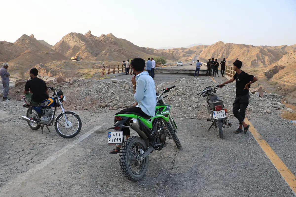 Personas en un puente destruido tras un ataque en la provincia de Hormozgán, al sur de Irán, en medio de una crisis de desempleo, el 18 de julio de 2026. (Amirhosein Khorgooi/Agencia de Noticias de Estudiantes Iraníes vía AP)