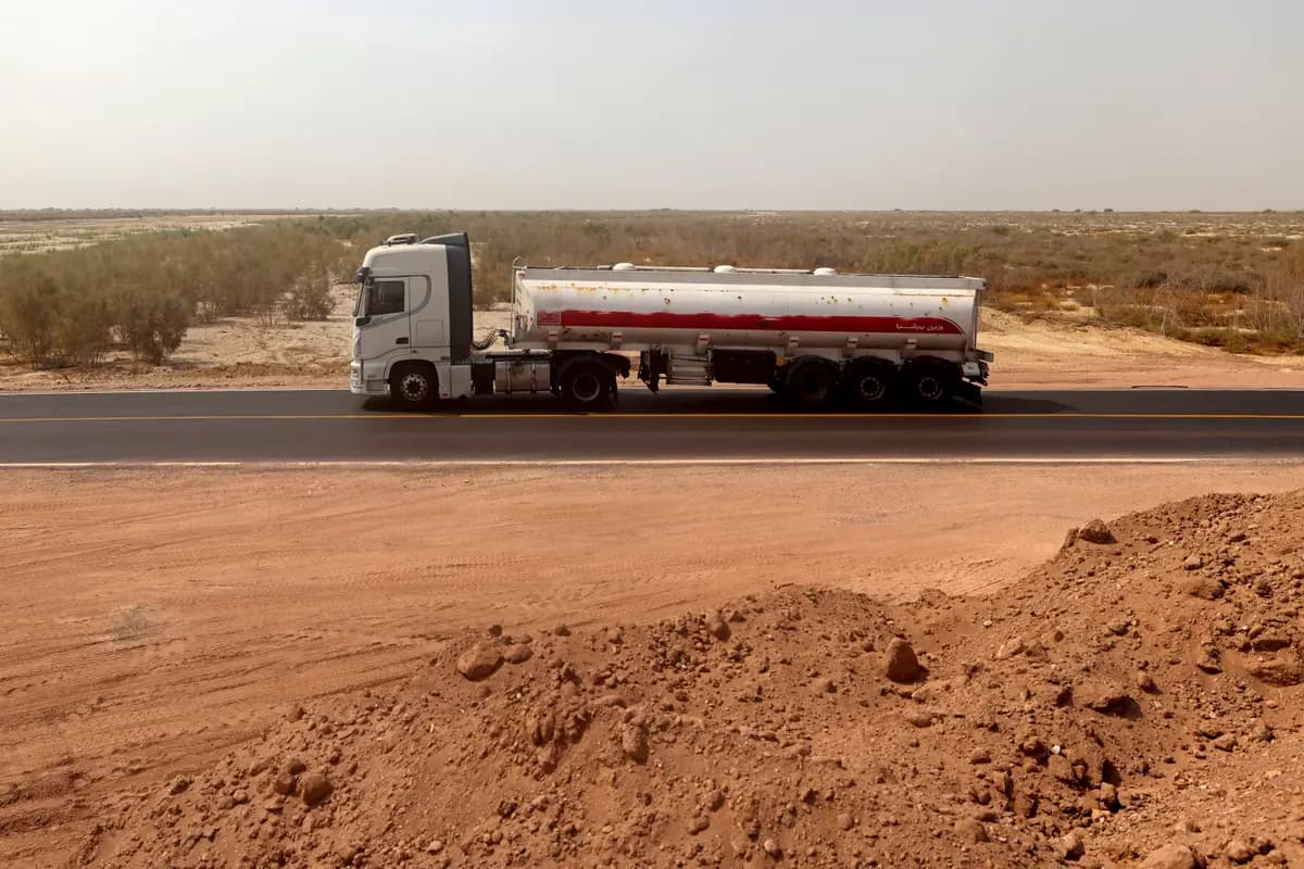 Un camión cisterna circula por la carretera entre Bandar Abbas y Bandar Khamir, en el sur de Irán, el 11 de agosto de 2026. (Atta Kenare / AFP vía Getty Images)