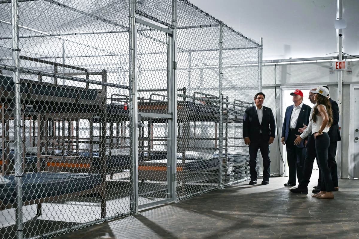 El presidente Donald Trump (segundo por la izquierda), el gobernador de Florida, Ron DeSantis (izquierda), y la entonces secretaria de Seguridad Nacional, Kristi Noem (derecha), recorren un centro de detención para inmigrantes ilegales, apodado «Alligator Alcatraz», ubicado en el Aeropuerto de Capacitación y Transición Dade-Collier en Ochopee, Florida, el 1 de julio de 2025. (Andrew Caballero-Reynolds/AFP vía Getty Images)