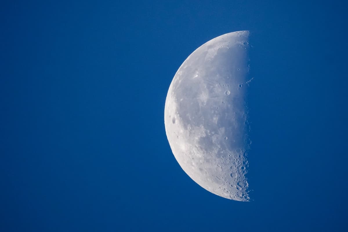 La Luna en su fase de cuarto menguante vista desde Lausana, Suiza, el 6 de agosto de 2026. (Fabrice Coffrini/AFP vía Getty Images)
