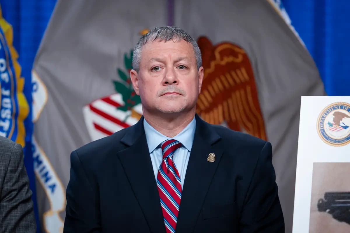 El subdirector Darren Cox, agente especial de la División de Contrainteligencia, asiste a una conferencia de prensa sobre el tiroteo ocurrido durante la Cena de Corresponsales de la Casa Blanca, en el Departamento de Justicia en Washington, el 27 de abril de 2026. (Madalina Kilroy/The Epoch Times)
