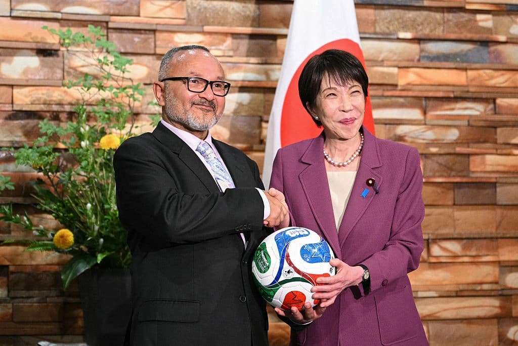 La primera ministra de Japón, Sanae Takaichi (derecha), entrega un balón de fútbol con su autógrafo al primer ministro de las Islas Salomón, Matthew Wale, durante la Cumbre Japón-Islas Salomón en la Oficina del Primer Ministro en Tokio, Japón, el 23 de julio de 2026. (Philip Fong/AFP vía Getty Images)