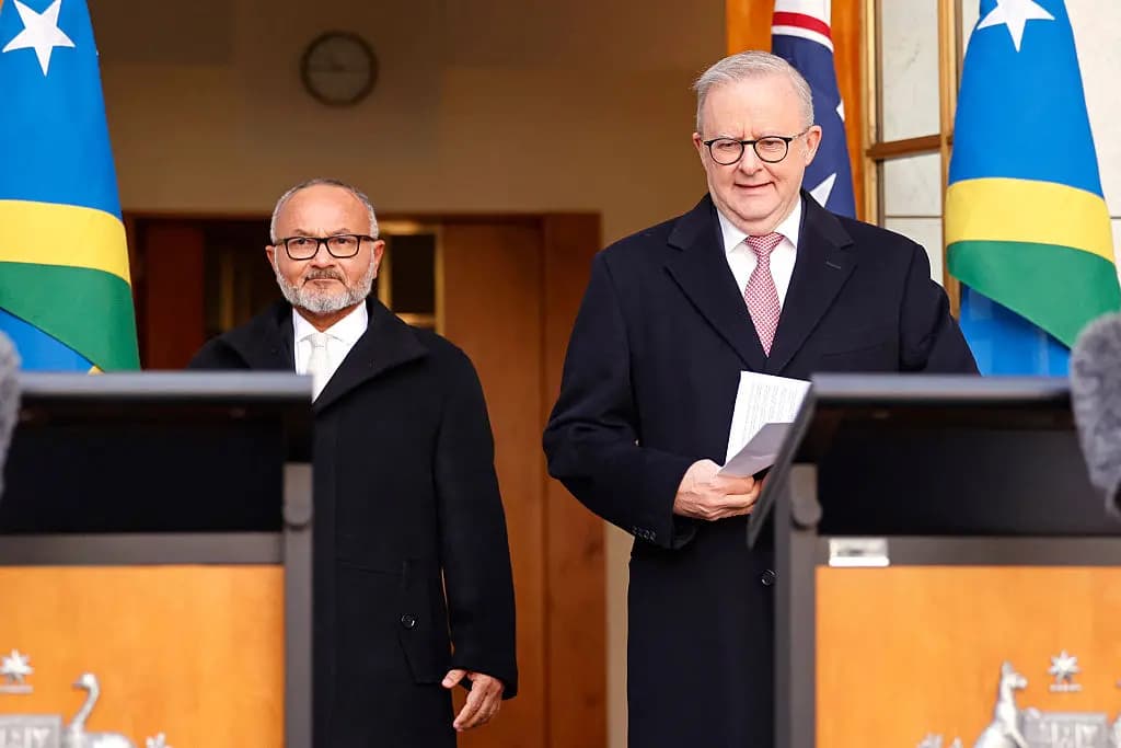 El primer ministro de las Islas Salomón, Matthew Wale (izquierda), y el primer ministro de Australia, Anthony Albanese, asisten a una conferencia de prensa en el Parlamento de Canberra, Australia, el 3 de junio de 2026. (Hilary Wardhaugh/AFP vía Getty Images)