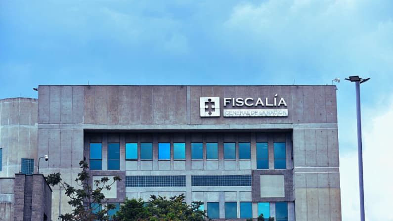 Fiscalía colombiana imputa por 16 homicidios a exjefe disidente y negociador de Petro