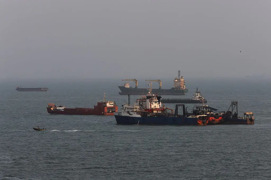 Varios buques se encuentran anclados en el estrecho de Ormuz, frente a la costa de Bandar Abbas, Irán, el 10 de agosto de 2026. (Ali Saeedi/Getty Images).