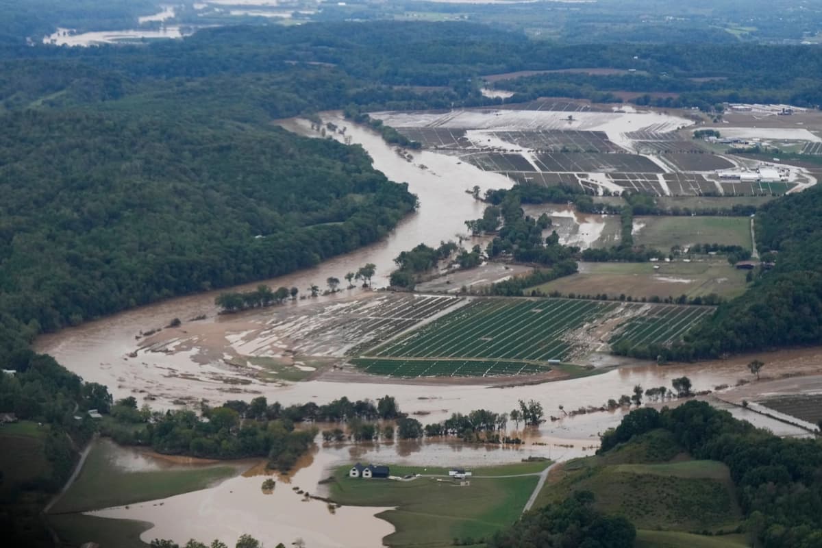 Vista aérea de los daños causados ​​por las inundaciones tras el paso del huracán Helene, el 28 de septiembre de 2024, en el condado de Greene, Tennessee. (George Walker IV/AP Photo).