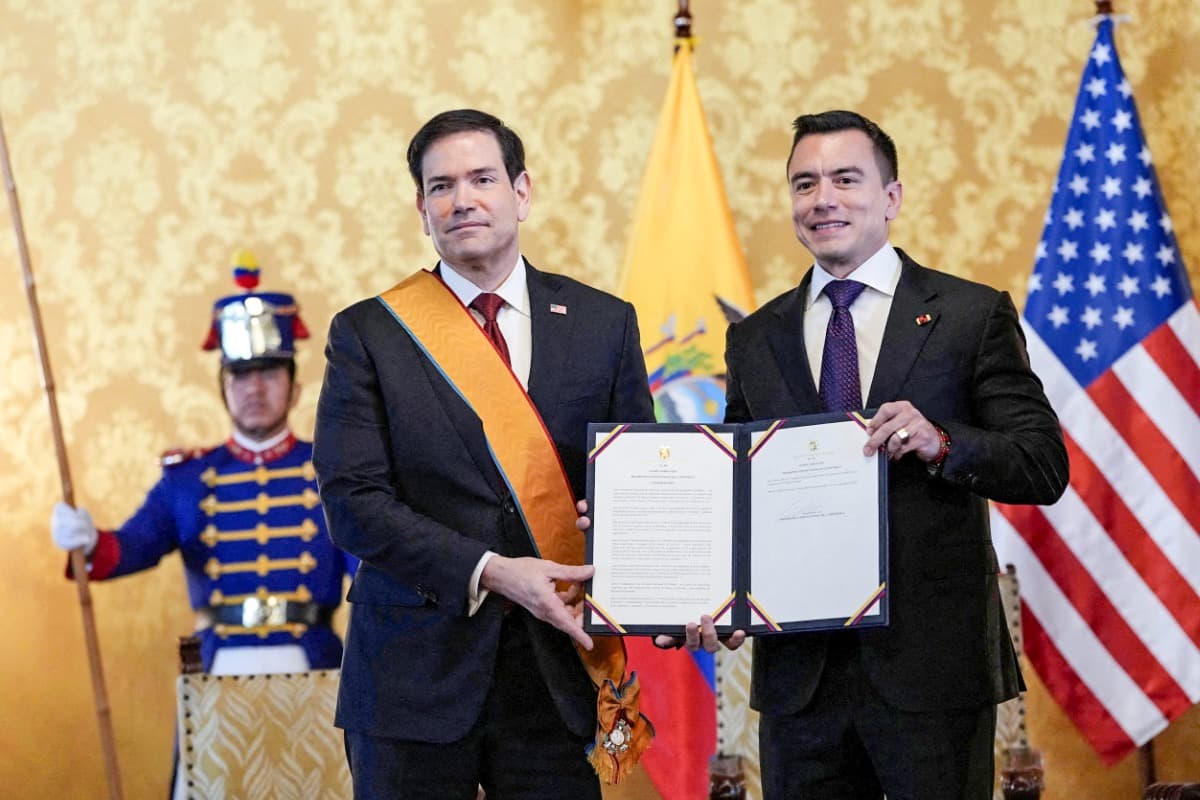 El presidente de Ecuador, Daniel Noboa (derecha), y el secretario de Estado de EE. UU., Marco Rubio, sostienen un documento sobre la Gran Cruz de la Orden Nacional al Mérito, la más alta distinción de Ecuador, otorgada a Rubio en Quito el 9 de septiembre de 2026. (Dolores Ochoa/Pool vía Reuters).