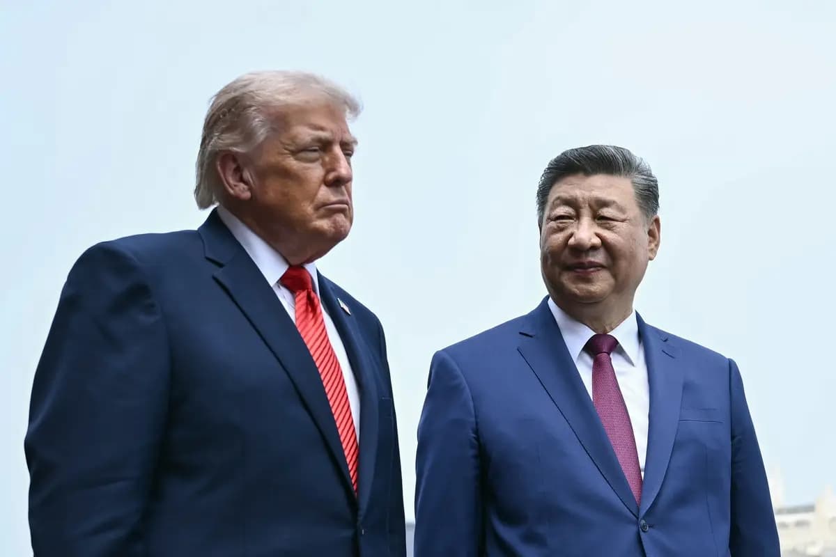 El presidente Donald Trump y el líder chino Xi Jinping visitan el Templo del Cielo en Beijing el 14 de mayo de 2026. (Brendan Smialowski/Pool/Getty Images)