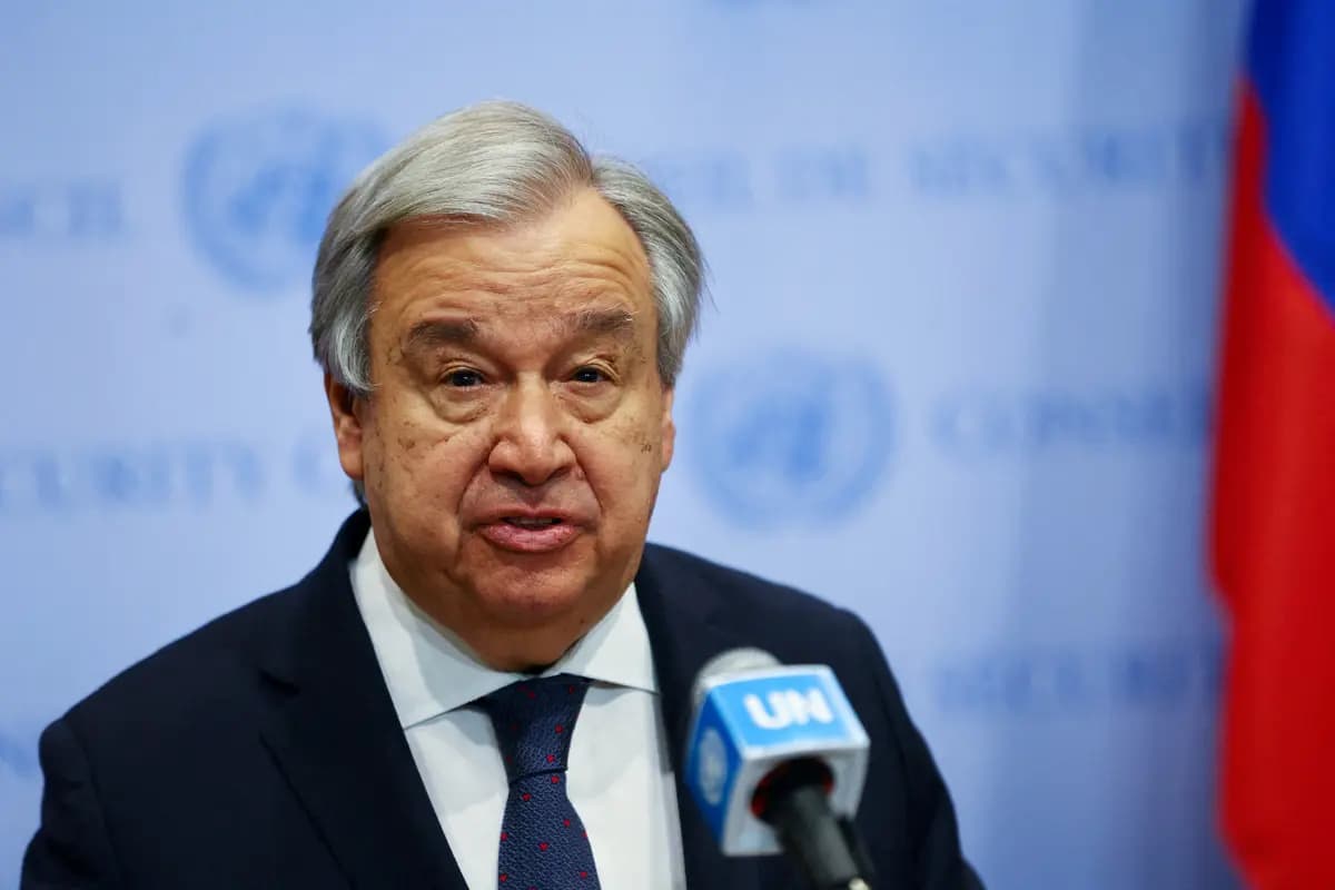 <em>El secretario general de la ONU, António Guterres, dirige unas palabras a los periodistas frente al Consejo de Seguridad de la ONU, en la sede de las Naciones Unidas en Nueva York, el 20 de abril de 2023. (Mike Segar/Reuters).</em>