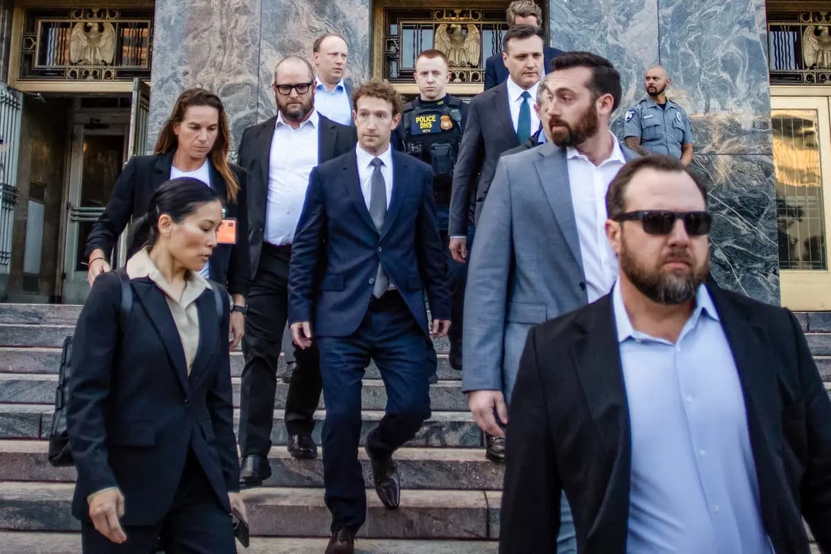 El director ejecutivo y presidente de Meta, Mark Zuckerberg (C), sale del Tribunal Superior de Los Ángeles tras testificar en el juicio contra las redes sociales, cuyo objetivo es determinar si los gigantes de las redes sociales diseñaron deliberadamente sus plataformas para que resultaran adictivas para los niños, en Los Ángeles, el 18 de febrero de 2026. (Apu Gomes/AFP vía Getty Images).