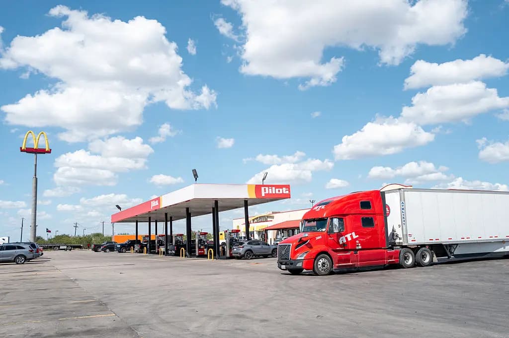 <em>Un camión semirremolque en una gasolinera Pilot en Buda, Texas, el 14 de septiembre de 2026. (Brandon Bell/Getty Images).</em>