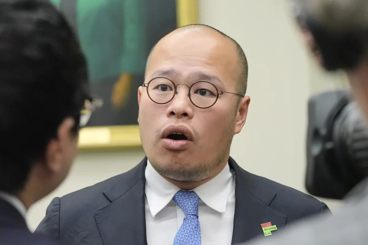 Sebastien Lai habla con los periodistas tras una audiencia de la Comisión Conjunta del Congreso y el Ejecutivo sobre China respecto al encarcelamiento continuado de su padre, Jimmy Lai, en el Capitolio, en Washington, el 16 de septiembre de 2026. (Mariam Zuhaib/AP Photo)