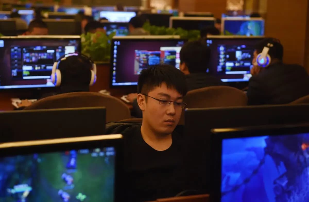 Unos hombres juegan a videojuegos en un cibercafé de Beijing el 16 de diciembre de 2015. (Greg Baker/AFP vía Getty Images).