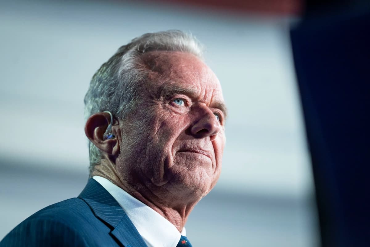El secretario de Salud, Robert Kennedy Jr., habla durante una entrevista televisiva en la Convención Republicana de Medio Término de 2026 en Dallas, el 10 de septiembre de 2026. (Madalina Kilroy/The Epoch Times).
