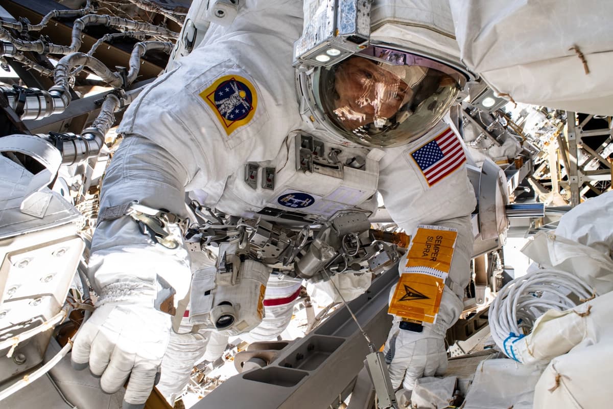 El astronauta de la NASA y miembro de la Guardia Espacial, Coronel Nick Hague, ingeniero de vuelo de la Expedición 72, realizó una caminata espacial de seis horas en apoyo de experimentos científicos y mantenimiento en la Estación Espacial Internacional, el 16 de enero de 2025. Hague despegó a bordo de la nave espacial SpaceX Dragon el 28 de septiembre de 2024, como parte de la misión Crew-9 de la NASA. Su vuelo marcó un momento significativo en la historia de la Fuerza Espacial, ya que se convirtió en el primer miembro activo de la Guardia Espacial en volar al espacio y uno de los primeros humanos en despegar desde el Complejo de Lanzamiento Espacial 40 en la Estación de la Fuerza Espacial de Cabo Cañaveral, Florida. Hague regresó a la Tierra el 18 de marzo de 2025 a las 17:57 (hora del este de EE. UU.). (Foto de la Fuerza Aérea de EE. UU. cortesía de la NASA).