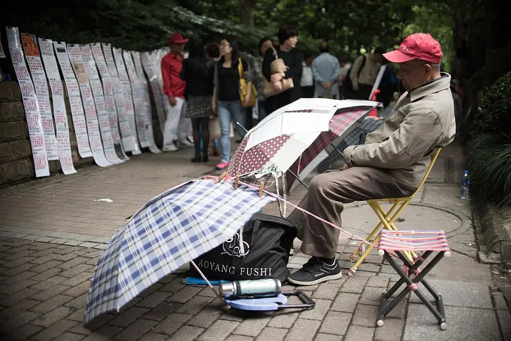 Padres buscando pareja para sus hijos en un mercado matrimonial en Shanghái el 30 de mayo de 2015. (Joannes Eisele/AFP vía Getty)