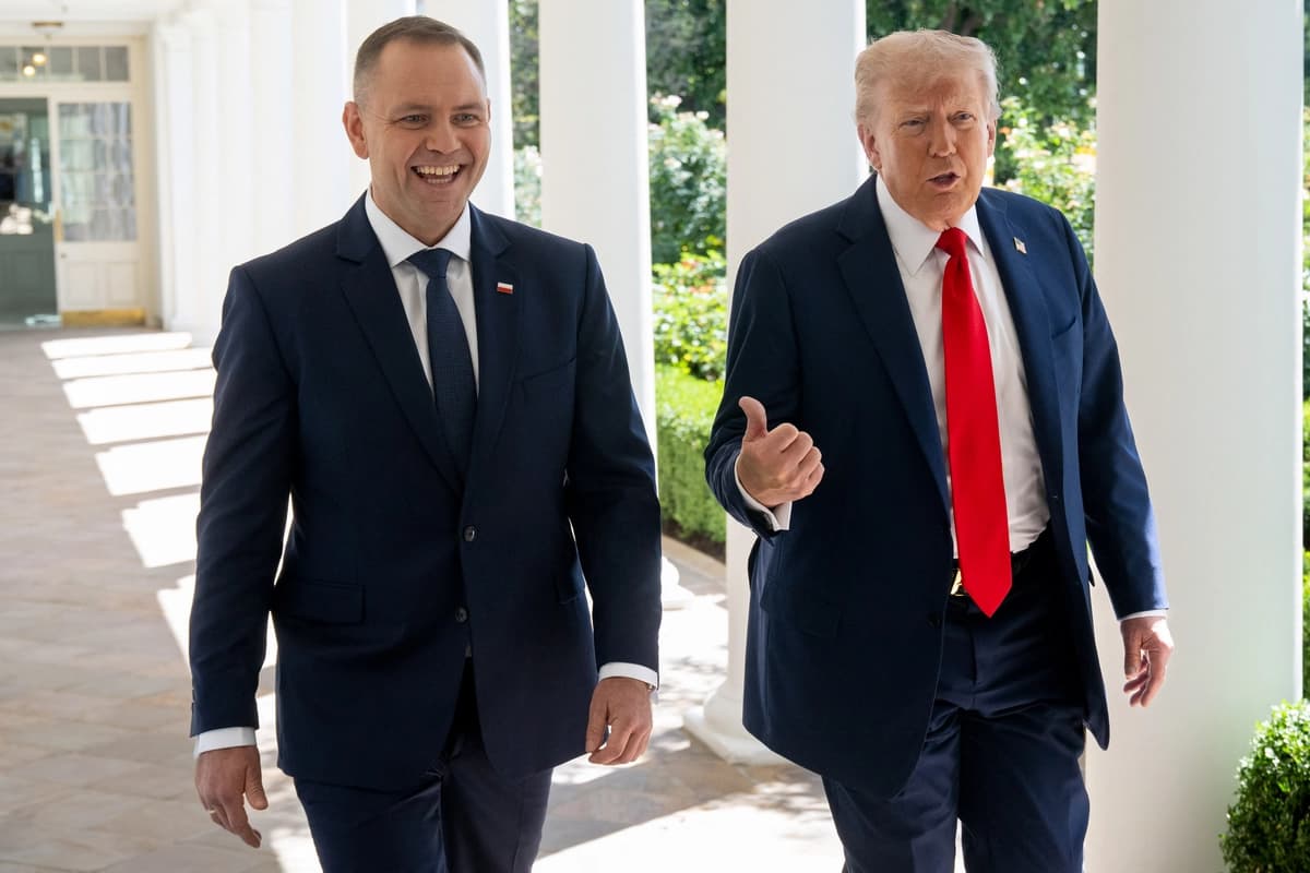 El presidente Donald Trump y el presidente polaco Karol Nawrocki se dirigen a la Oficina Oval el 3 de septiembre de 2025. (Saul Loeb/AFP vía Getty Images)