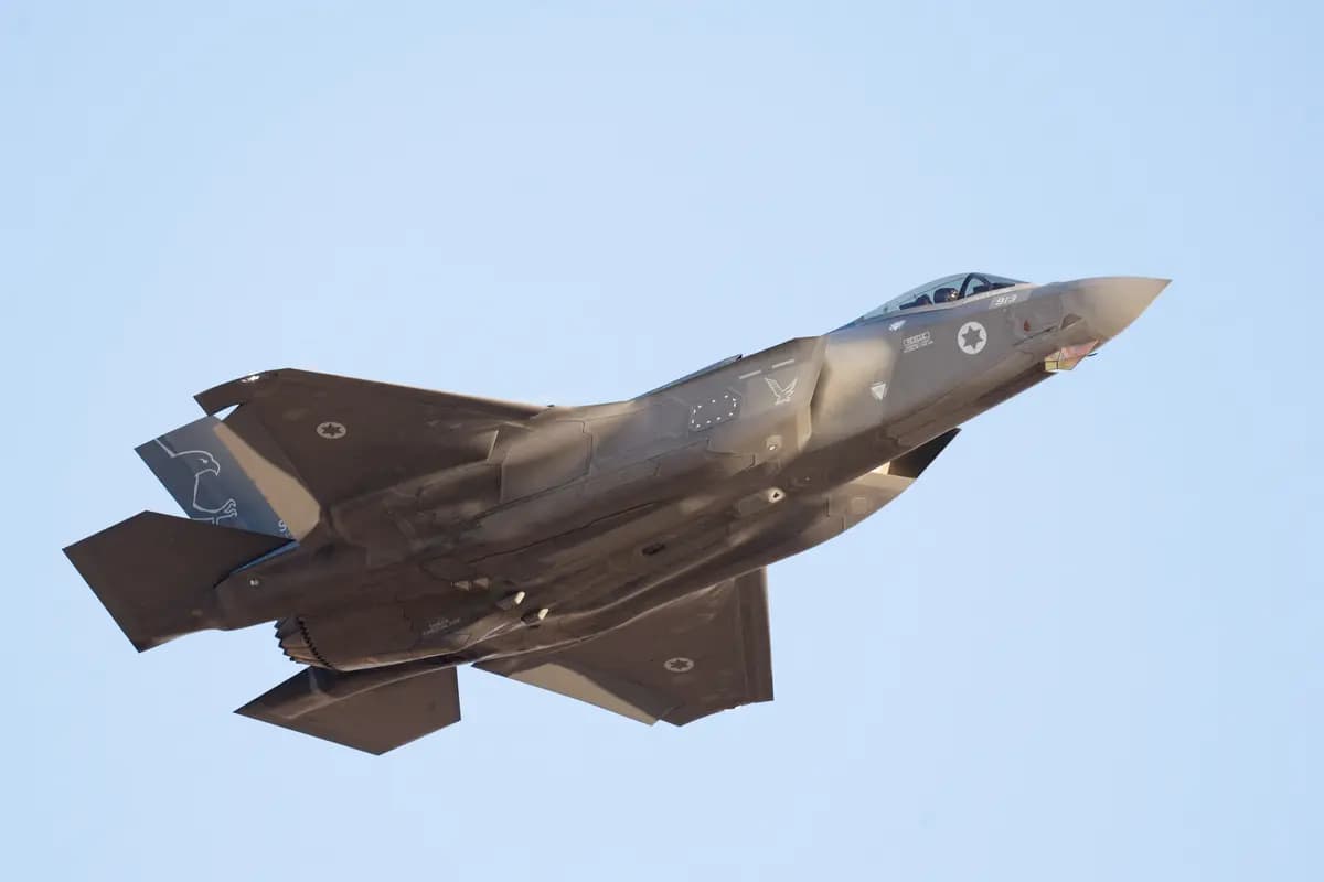 <em>Un avión de combate F-35 sobrevuela la zona durante una ceremonia de graduación de pilotos de la Fuerza Aérea Israelí en la base aérea de Hatzerim, en el sur de Israel, el 29 de junio de 2023. (Amir Cohen/Reuters).</em>
