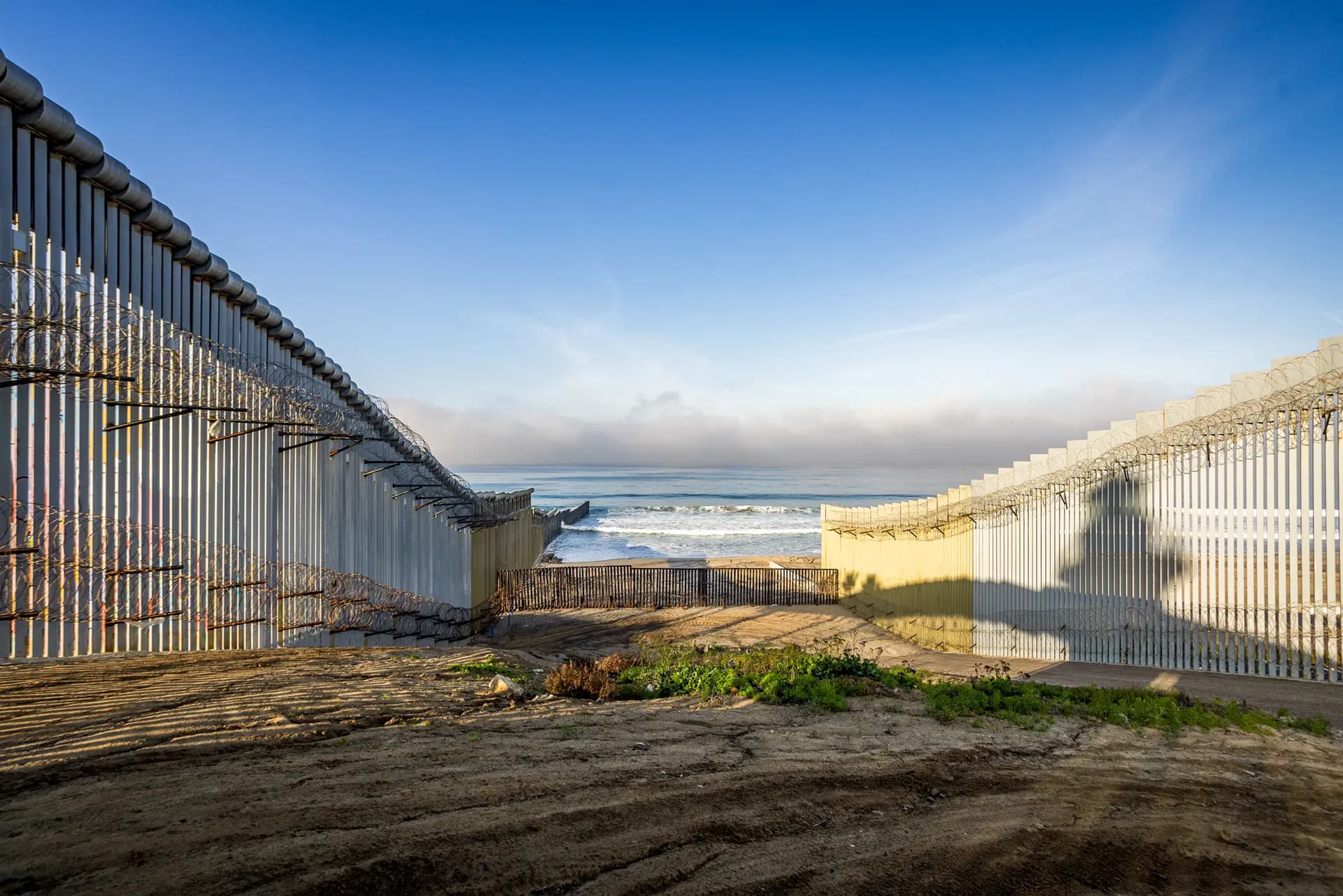 El muro fronterizo estadounidense termina en el océano Pacífico, a las afueras de San Diego, el 20 de enero de 2026. (John Fredricks/The Epoch Times)