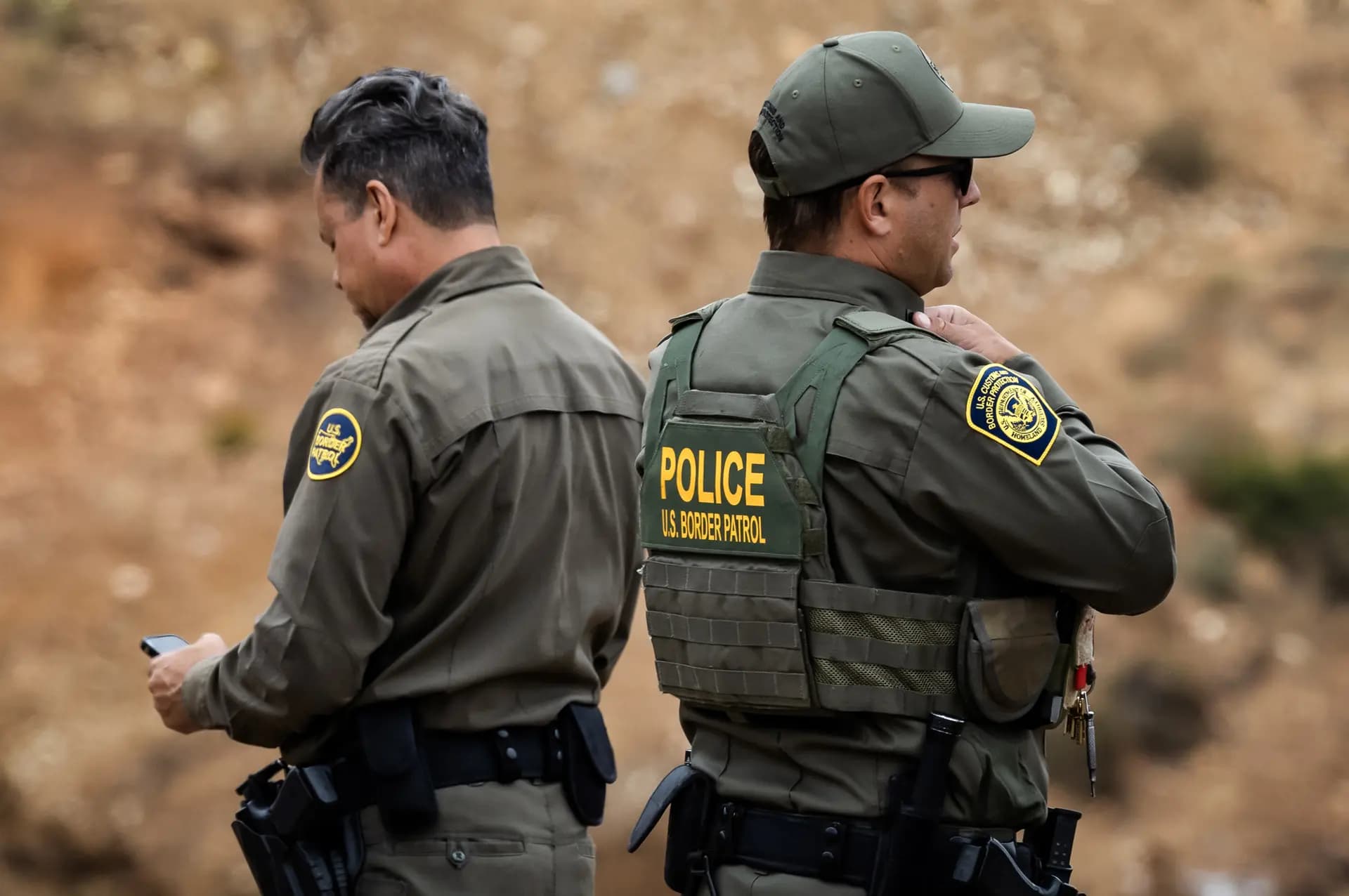 Agentes de la Patrulla Fronteriza de EE. UU. vigilan la frontera sur en las afueras de San Diego, el 27 de mayo de 2026. (John Fredricks/The Epoch Times)