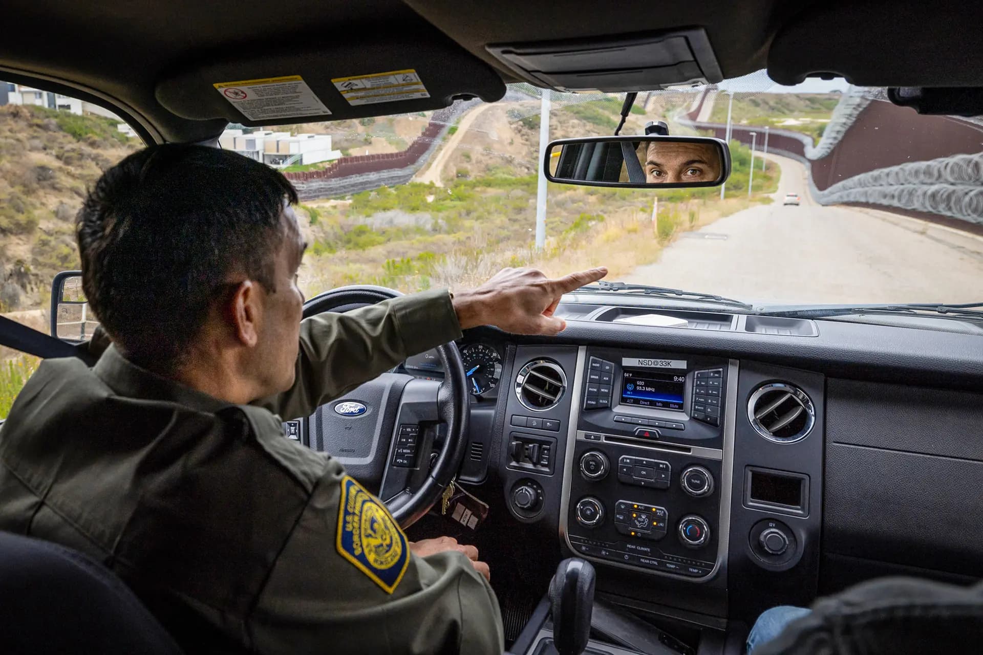 El jefe de la Patrulla Fronteriza de San Diego, Justin De La Torre, conduce a lo largo del muro fronterizo sur en las afueras de San Diego el 27 de mayo de 2026. (John Fredricks/The Epoch Times)