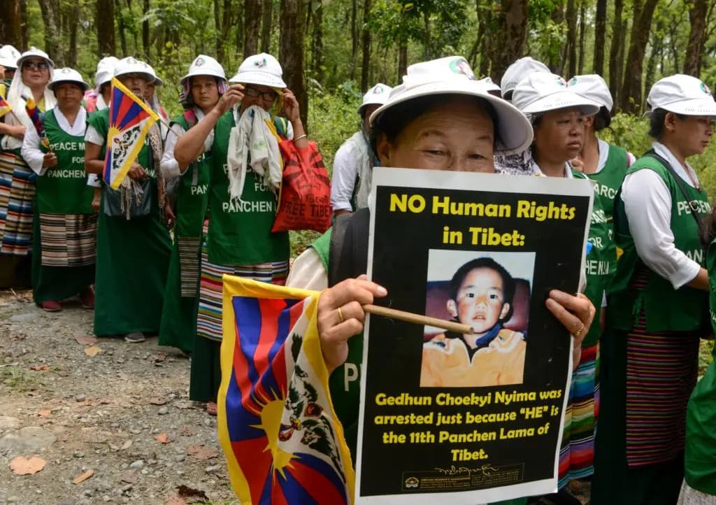 Budistas tibetanas de la Asociación de Mujeres Tibetanas sostienen carteles el 29 de abril de 2019, mientras participan en una marcha silenciosa. Los tibetanos que viven en el exilio en las zonas del noreste de la India organizaron una marcha pacífica el 25 de abril con motivo de la celebración del 30.º cumpleaños del XI Panchen Lama, quien desapareció bajo custodia china en 1995 a la edad de 6 años. (Dipendu Dutta/AFP vía Getty Images)