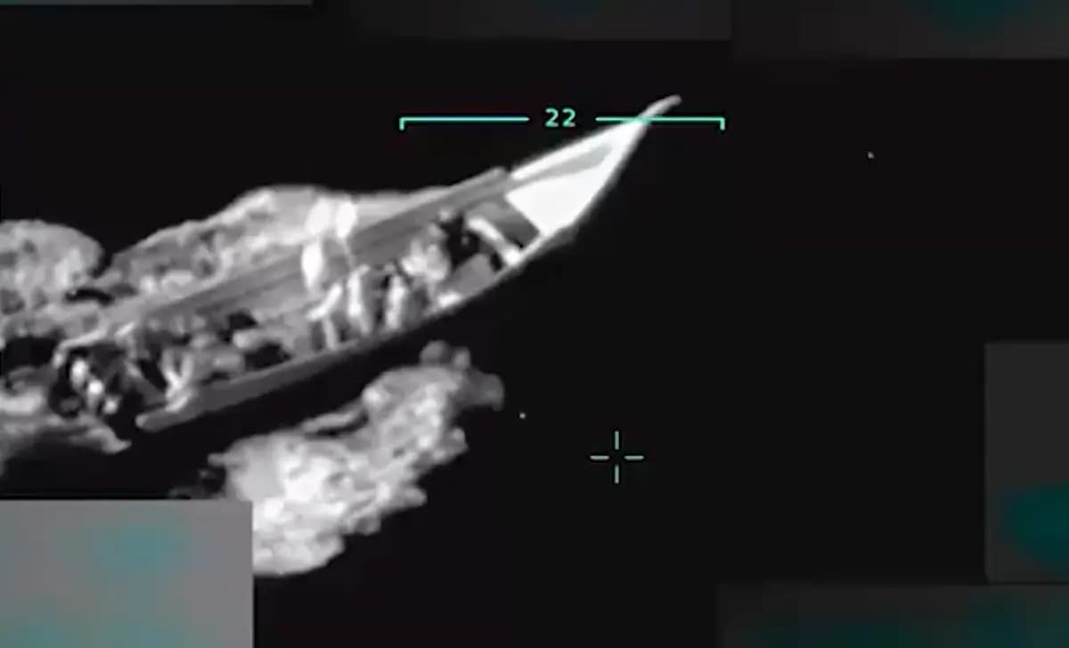 El ejército estadounidense lleva a cabo un ataque militar letal contra una supuesta embarcación de narcotraficantes vinculada al cártel Tren de Aragua, en un fotograma del vídeo del ataque compartido por el presidente Donald Trump en Truth Social el 2 de septiembre de 2025. (@realDonaldTrump vía Truth Social).