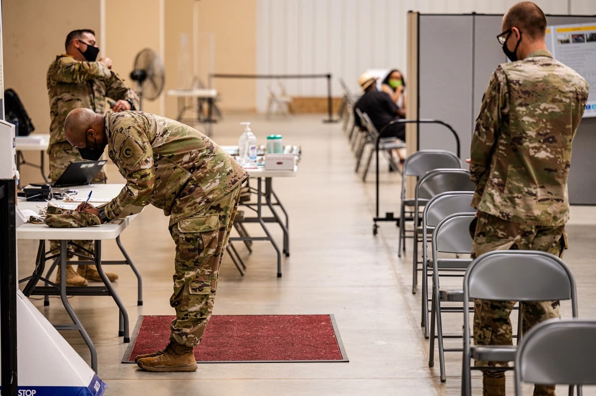 Soldados llenan formularios antes de recibir las vacunas contra el COVID-19 en Fort Knox, Kentucky, el 9 de septiembre de 2021. (Jon Cherry/Getty Images)