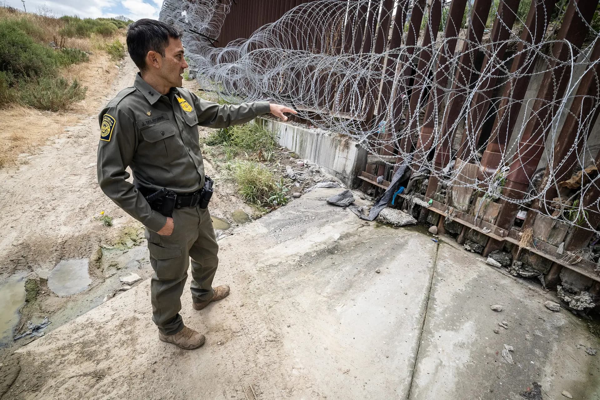 El jefe de la Patrulla Fronteriza de San Diego, Justin M. De La Torre, inspecciona el muro fronterizo sur en las afueras de San Diego el 27 de mayo de 2026. (John Fredricks/The Epoch Times)